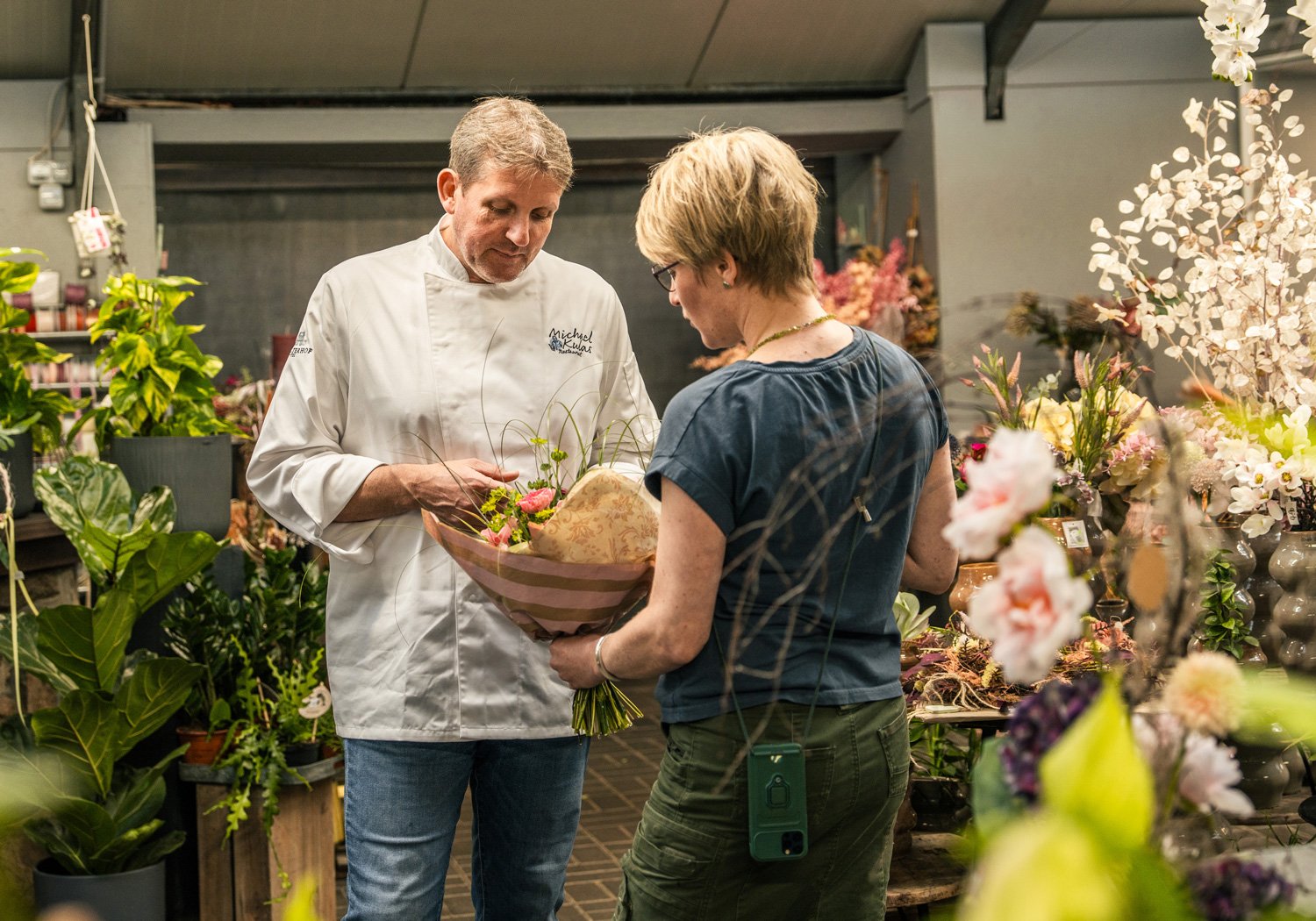 Abstimmung von Blumenschmuck zwischen Blumen und Pflanzen