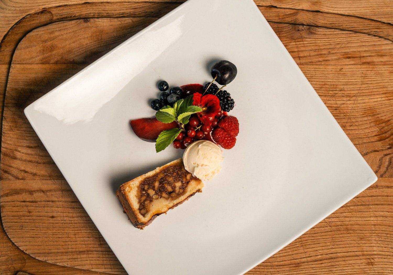 Dessert mit Kuchen, Eis und frischen Beeren