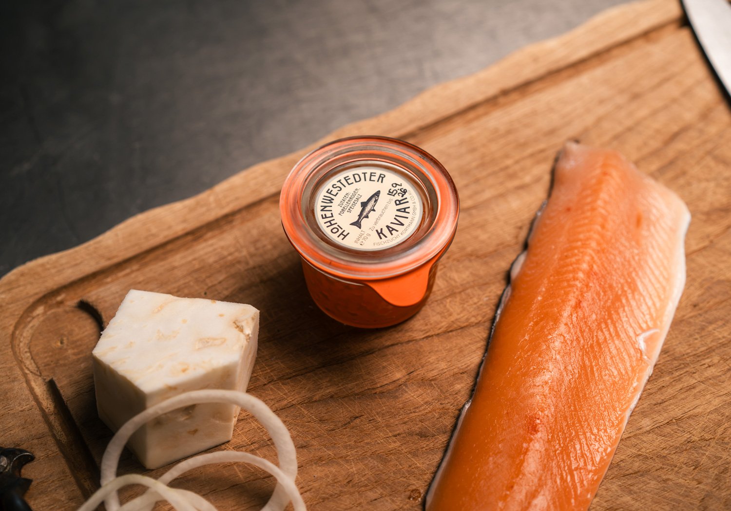 Fischfilet und Hohenwestedter Kaviar auf einem Holzbrett