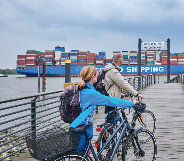 Radfahrer am Hafen